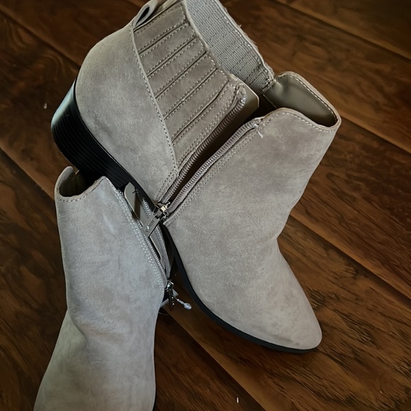 Selling brand new ankle length boots. Brand new, never worn. Size 10. - Picture 2 of 4
